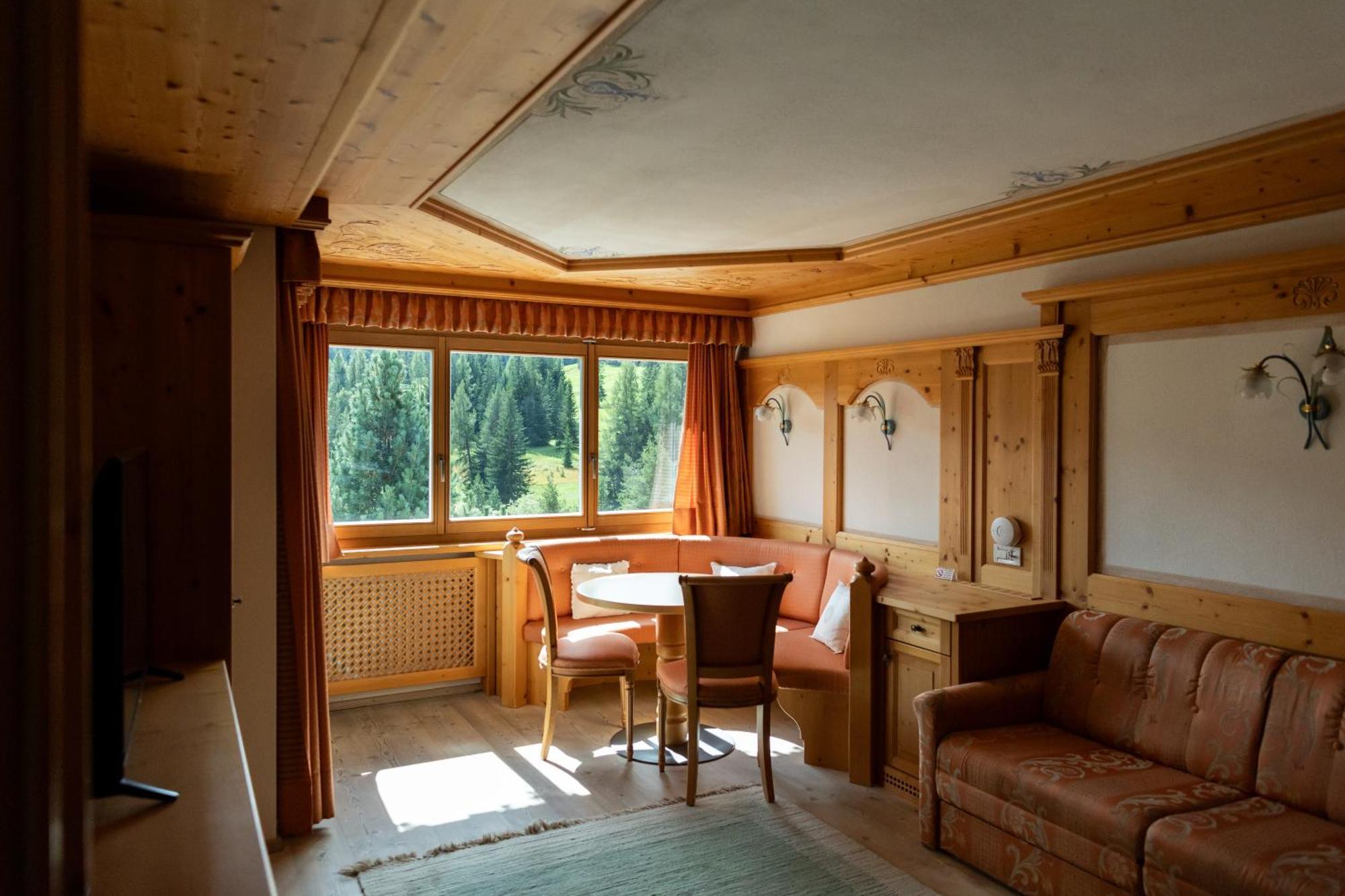 Hotel Gran Paradiso San Cassiano  Exterior photo